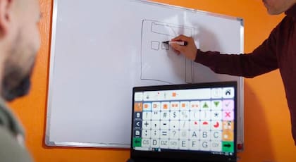 Junto a la empresa Neufitech, científicos del Conicet desarrollaron un sistema basado en un detector de movimiento ocular y en teclados virtuales con pictogramas, que utiliza inteligencia artificial para facilitar la comunicación de personas con dificultades en el habla y la movilidad. Ahora están trabajando en mejoras para ampliar las posibilidades de expresión de los usuarios