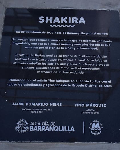 Junto a la estatua se colocó una placa (Foto: Instagram @shakira)