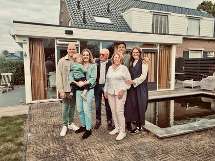 Junto a la familia de su novia.