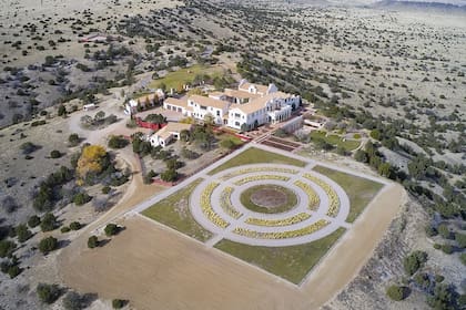 Junto a la mansión de Zorro Ranch, Jeffrey Epstein construyó un jardín en forma circular (foto: realtor.com)