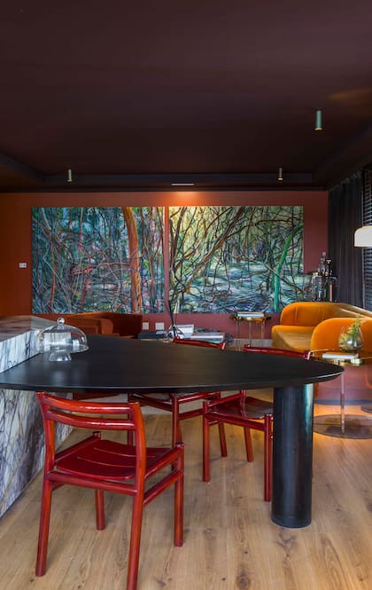 Las imponentes obras de arte elegidas por ella misma junto al equipo de Diderot Art son una presencia palpable en cada ambiente. Al fondo, díptico de gran tamaño del artista argentino Adrián Paiva.