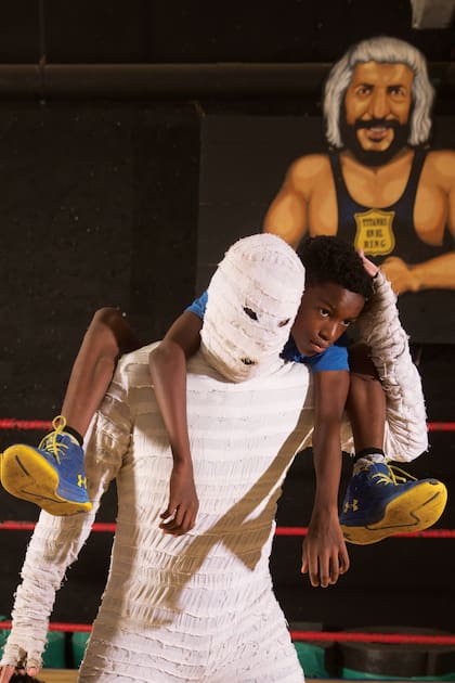 junto a la Momia, uno de los emblemáticos personajes que creó su abuelo Martín Karadagian. “Toda la vida me dijeron que soy muy terco, que me nublo con algo y hasta no conseguirlo no paro. Mi abuelo era así”, confiesa.