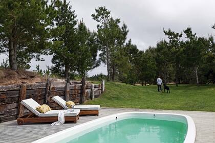 Junto a la pileta (Igui), camastros de guayubira (La Carreta) y colchonetas (La Tapicería Italiana).