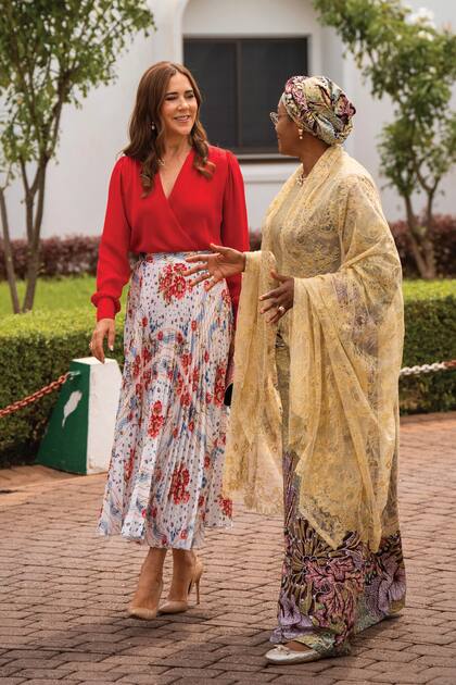 Junto a la primera dama de Nigeria, Oluremi Tinubu.
La Reina llevó prendas ya conocidas: blusa cruzada de Jesper
Hovring, falda plisada con estampado floral de Paul & Joe
y stilettos Gianvito Rossi.