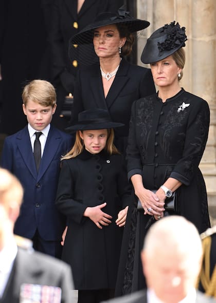 Junto a la princesa de Gales, Kate, y dos de sus hijos, los príncipes George y Charlotte, durante los funerales de Isabel II celebrados en la Abadía de Westminster, el 19 de septiembre de 2022.