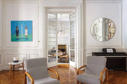 Junto a la puerta original que comunica el living con el estar de la TV, espejo (Harturo) y el piano de Ernestina, su hija mayor. Del otro lado, un cuadro de la artista correntina Norma Capponcelli.