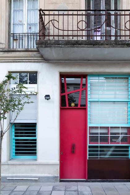Junto a la puerta principal, la cortina de hierro original del almacén, que se adaptó a la nueva ventana