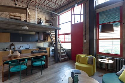 Junto a la puerta principal, la cortina de hierro original del almacén, que se adaptó a la nueva ventana. Mesa de incienso con vasijas (Mamá Elefanta) y sillas ‘Aro’ (Ries).