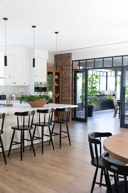 Junto a la puerta que conecta con el jardín de invierno, vajillero de madera (Ebanista Blasque). Piso de porcelanato ‘Rovere’ (Ilva).