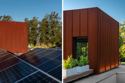 Junto a la terraza la instalación de paneles solares que proveen de energía la casa.