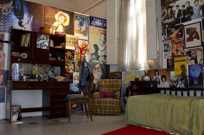 Junto a la ventana, debajo del cartel que reza "Avenida Juramento" se encuentra el póster