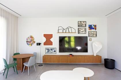 Junto a la ventana, mesa con sillas ‘Nerd’ (Muuto) y lámpara de pie regulable ‘Coupe’ (Oluce, Italia).