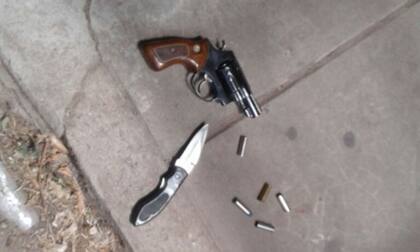Junto a la víctima, la policía encontró un revólver calibre 38, varias vainas y un cuchillo