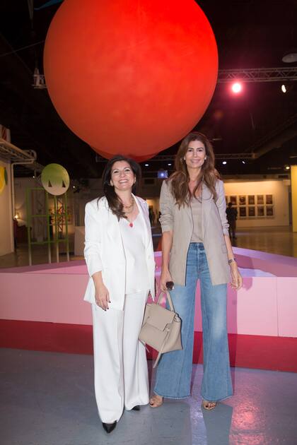 Junto a Larisa Andreani, presidenta de la Fundación ARTEBA, en el Espacio Andreani, posó delante de la obra Hábitat Vita, de Mariela Vita.