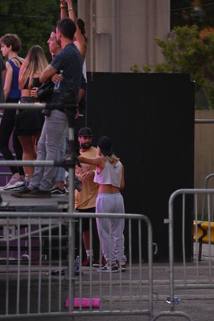 Junto a las gradas, la pareja aprovechó la tarde.