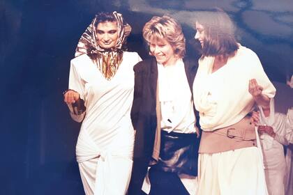 Junto a las modelos Mariana Arias y Maite Torralba, en los desfiles que marcaron toda una época.