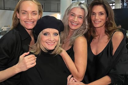 Junto a las supermodelos Amber Valletta, Paulina Porizkova y Cindy Crawford durante el backstage del 50° aniversario de la firma Zara, en 2025