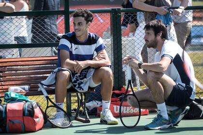 Junto a Leonardo Mayer, asistente del capitán Guillermo Coria, en una pausa en un entrenamiento.