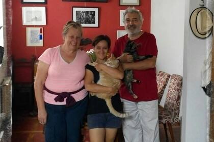 Junto a Liz, una de las huéspedes que pasó por la habitación que Eduardo y Gisele alquilan en San Telmo