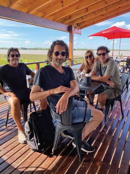 Junto a los amigos de Ignacio, Hernán Román y Carlos Gianella, quien fue novio de Agustina Kämpfer.