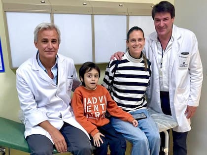 Junto a los cirujanos que llevaron adelante el trasplante.