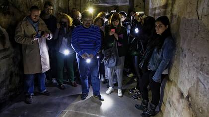 Junto a los expertos reunidos por History Channel, un grupo de periodistas recorre el túnel que unía la Cancillería con Tempelhof
