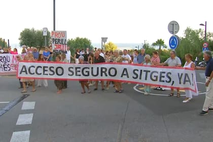 Junto a los padres de Julieta, Vecinos reclamaron por mayor seguridad en el "punto negro" donde ocurrió el accidente que terminó con la vida de la joven de 23 años