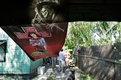 Junto a los pantanos contaminados, las casas son vivienda y, también, lugar de trabajo