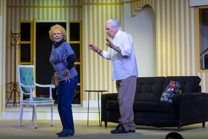 Junto a María Rosa Fugazot ensayando una comedia en la avenida Corrientes, en 2022