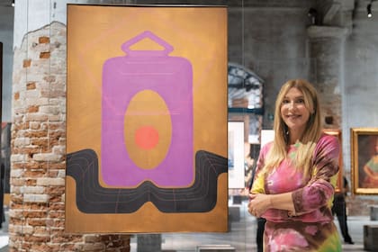 Junto a Maternidad (1971), la obra de Elda Cerrato que forma parte de su colección privada y prestó para esta edición. “Fue integrada en el núcleo histórico de la Bienal y exhibida en un bastidor de vidrio y concreto diseñado por la emblemática arquitecta Lina Bo Bardi”, detalla.