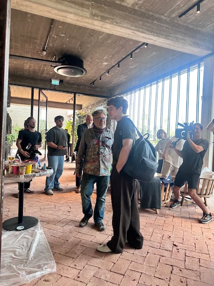 Junto a Milo Lockett