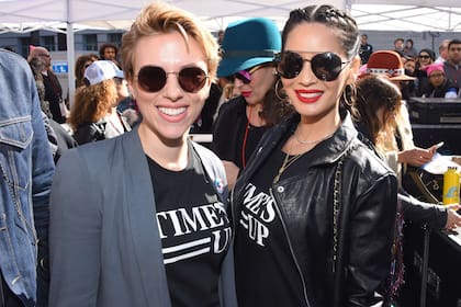 Junto a Olivia Munn, ambas actrices lucen las camisetas de Time?s Up