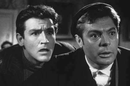 Junto a otro prócer del cine italiano, Vittorio Gassman, en una escena de Los desconocidos de siempre