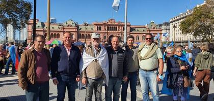 Junto a otros productores cordobeses, de Raedemaeker (segundo, con campera azul) asistió al acto organizado por autoconvocados en Plaza de Mayo el sábado pasado