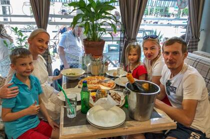 Junto a parte de su familia rusa.