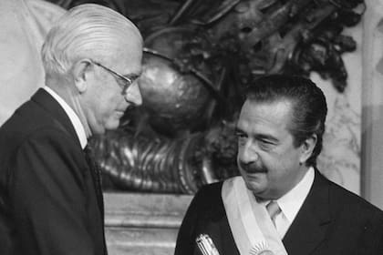 Bignone le entrega el mando a Raúl Alfonsín en 1983