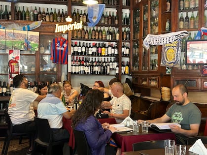 Junto a reliquias destacan banderines de fútbol y viejas botellas