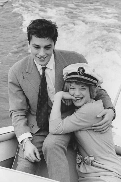 Junto a Romy Schneider, su pareja entre 1959 y 1963, durante un paseo por el lago Lugano. Acababan de anunciar su compromiso.