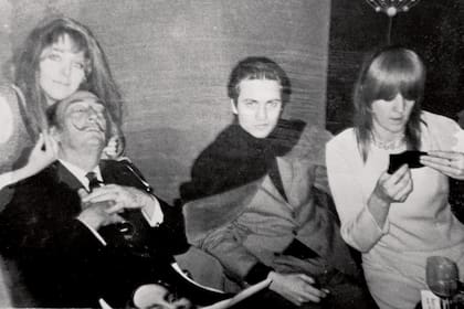 Junto a Salvador Dalí y Marta Minujín (a su lado) en Nueva York, en 1966