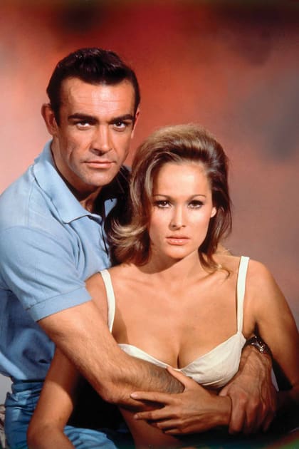 Junto a Sean Connery –el primer y emblemático James Bond– en la filmación de El satánico Doctor No (1962). 