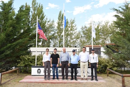 Junto a Stanley y Bulgheroni, visitó la planta el gobernador de Chubut, Ignacio Torres.