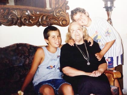 Junto a su abuela, Argentina, 1997.