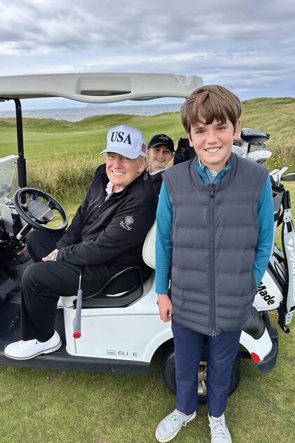 Junto a su abuelo, Donald Trump.