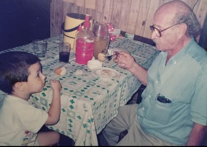 Junto a su abuelo en Córdoba.