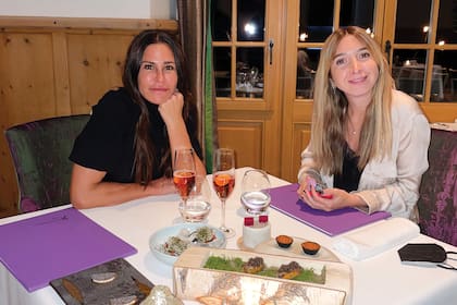 Junto a su amiga, Belén Arrua, en el restaurante The K. 