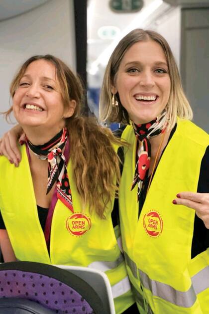 Junto a su amiga Carla Calabrese, directora de Come From Away, quien la convocó para realizar los vuelos humanitarios. Open Arms es la ONG con la que colabora el actor, productor, piloto y filántropo Enrique Piñeyro (marido de Carla).