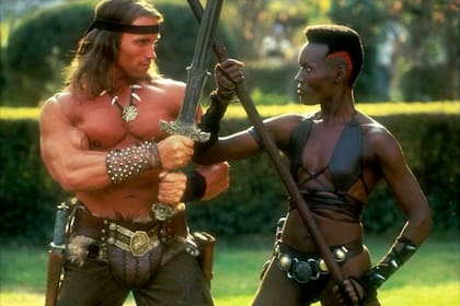 Junto a su amigo Arnold Schwarzenegger en una escena de Conan el destructor