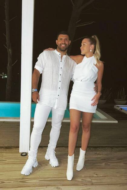 Junto a su amor, Sofía Calzetti, recibieron el 2022 de blanco total, de pies a cabeza. Y él, con zapatillas de onda galáctica.