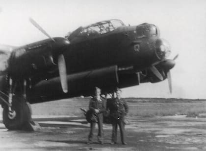 Junto a su bombardero Avro Lancaster en la base de RAF Kelstern durante su año de servicio (1945) en la fuerza de bombarderos británica. (Archivo Claudio Meunier).