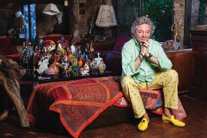 Junto a su colección de gallos (tiene más de cincuenta) que trajo de sus viajes por ciudades y pueblos de Francia y España.